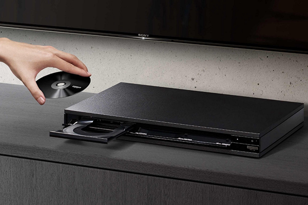 X1100ES دقیقا همان گزینه‌ای است که با ترکیبی از چندین ویژگی منحصر به فرد و البته طراحی جذاب، بسیاری از طرفداران محصولات شرکت سونی منتظر آن بودند. این محصول به راحتی در کنار سایر سیستم‌های سینمای خانگی قرار می گیرد و یکپارچگی آن را آسان‌تر می‌کند.